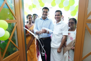 മൂലമ്പിള്ളിയിലെ&zwj;  സ്മാര്&zwj;ട്ട് അങ്കണവാടി ഹൈബി ഈഡന്&zwj; എംപിയും മുത്തൂറ്റ് ഫിനാന്&zwj;സ്  ഡെപ്യൂട്ടി മാനേജിംഗ് ഡയറക്ടര്&zwj; ജോര്&zwj;ജ് എം ജോര്&zwj;ജും ചേര്&zwj;ന്ന് ഉദ്ഘാടനം ചെയ്യുന്നു