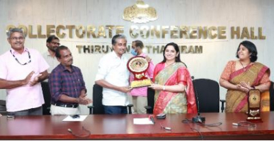 തിരുവനന്തപുരം കളക്ടര്&zwj; ഡോ.നവ്&zwnj;ജ്യോത് ഖോസക്ക് യാത്രയയപ്പ് നല്&zwj;കി