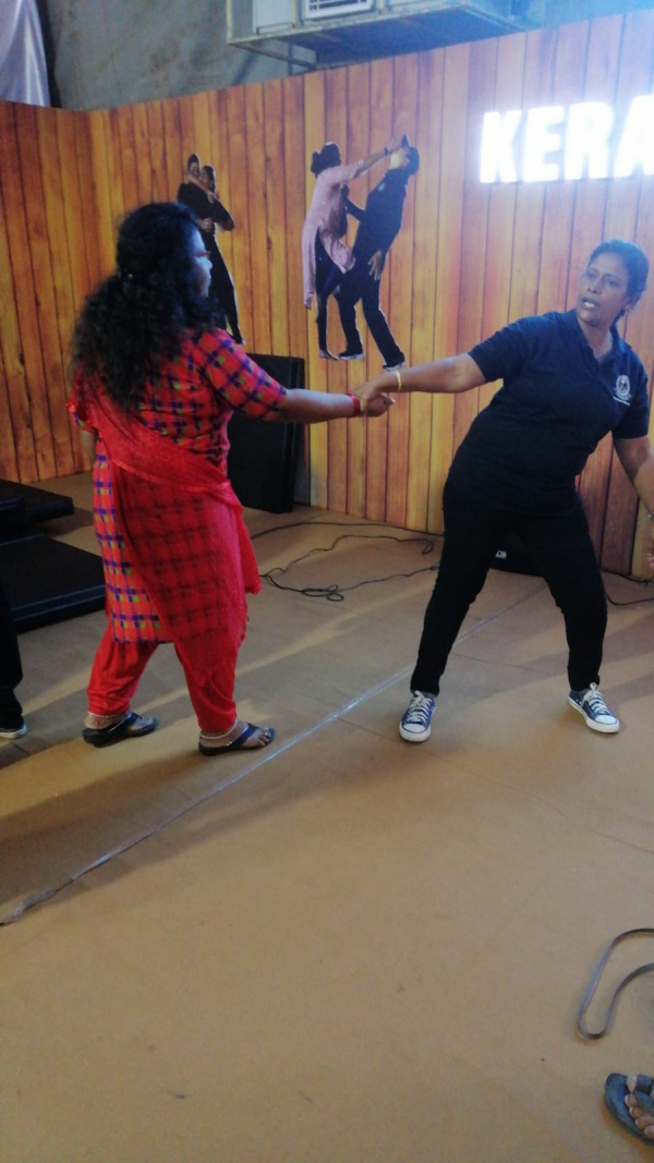 Police stall at Kanakakunnu imparting self-defense lessons to girls