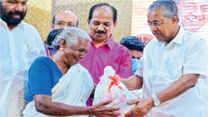 പട്ടം സ്വദേശി പി സാവിത്രി മുഖ്യമന്ത്രിയിൽനിന്ന്‌ ആദ്യ കിറ്റ്‌ ഏറ്റുവാങ്ങുന്നു