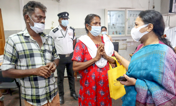 കൈപ്പത്തിയ്ക്ക് ശസ്ത്രക്രിയ കഴിഞ്ഞ യുവതിയെ മന്ത്രി വീണാ ജോര്‍ജ് സന്ദര്‍ശിച്ചു