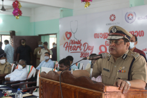 ലോക ഹൃദയദിനത്തോട് അനുബന്ധിച്ച് തലസ്ഥാനത്തെ പൊലീസുകാർക്കായി കേരള പൊലീസ് അസോസിയോഷൻ തിരുവനന്തപുരം ജില്ലാ കമ്മിറ്റിയുമായി സഹകരിച്ച് കിംസ്ഹെൽത്ത് സംഘടിപ്പിച്ച മെഡിക്കൽ ക്യാംപ് എ.ഡി.ജി.പി കെ പദ്മകുമാർ ഐപിഎസ് ഉദ്ഘാടനം ചെയ്ത് സംസാരിക്കുന്നു. വേദിയിൽ ജില്ലാ പൊലീസ് മേധാവി ജി സ്പർജൻകുമാർ ഐപിഎസ്, കിംസ്ഹെൽത്ത് വൈസ് ചെയർമാൻ പദ്മശ്രീ ഡോ. ജി വിജയരാഘവൻ എന്നിവരും.