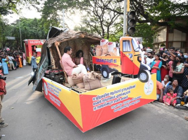 ഘോഷയാത്ര: മത്സ്യബന്ധന, ഭക്ഷ്യസുരക്ഷാ വകുപ്പുകളുടെ ഫ്‌ളോട്ടുകള്‍ക്ക് അവാര്‍ഡ്