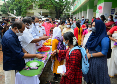 Plus One classes started; Ministers went directly to the school to receive the students