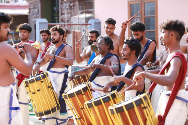 വാദ്യആചാര്യന്‍ കരിക്കകം ത്രിവിക്രമനും ശിഷ്യരും ക്ഷേത്രത്തില്‍ നടത്തിയ പഞ്ചാരിമേളം