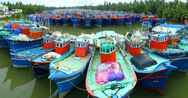 സംസ്ഥാനത്ത് ട്രോളിംഗ് നിരോധനം സമാപിച്ചു; മഴ ആയതിനാൽ കടലിൽ പോകരുതെന്ന് മുന്നറിയിപ്പ്