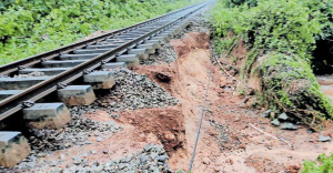 ഭട്കലിനും മുരിടേശ്വറിനും ഇടയിലുള്ള പാളത്തിന് അരികിലെ മണ്ണ് ഒലിച്ചുപോയ നിലയിൽ.