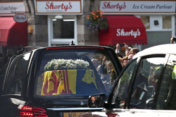 Funeral march with Queen Elizabeth&#039;s body to Edinburgh